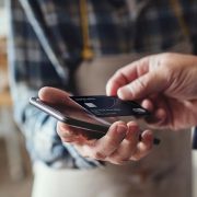 Πως τα smartphones μπορούν να αντικαταστήσουν τα POS για συναλλαγές με κάρτες