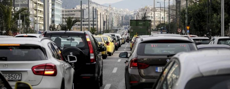 Αυξάνονται τα τέλη κυκλοφορίας στα μικρά αυτοκίνητα, τέλος το τσάμπα για τα υβριδικά