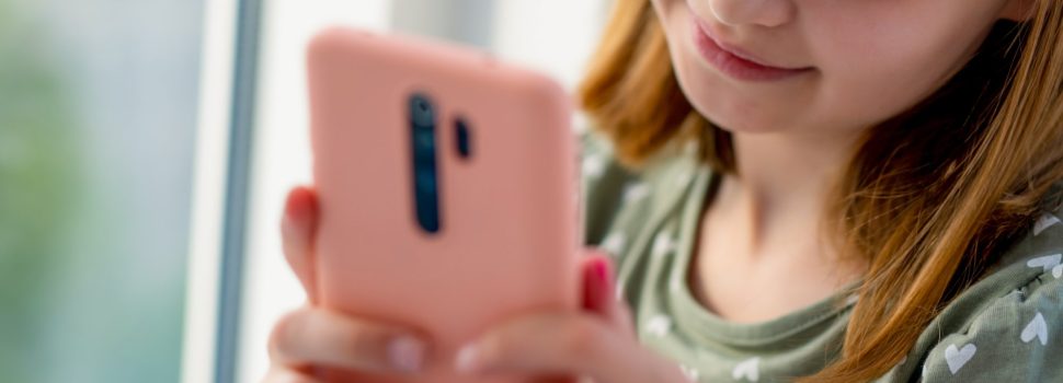 Sexting: Τι είναι, γιατί το επιλέγουν οι έφηβοι και ποιες οι συμβουλές προς τους γονείς