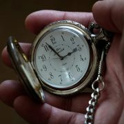 Επιστήμονες ανακάλυψαν στοιχεία για το αν ο χρόνος μπορεί να αντιστραφεί