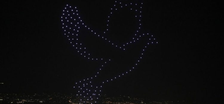 25η Μαρτίου: Ο Αθηναϊκός ουρανός «φωτίστηκε» για την εθνική επέτειο – Drones δημιούργησαν εντυπωσιακές εικόνες με σύμβολα της επανάστασης