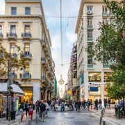 Ούτε αποταμιεύουν, ούτε επενδύουν οι Έλληνες – Τι φοβούνται;