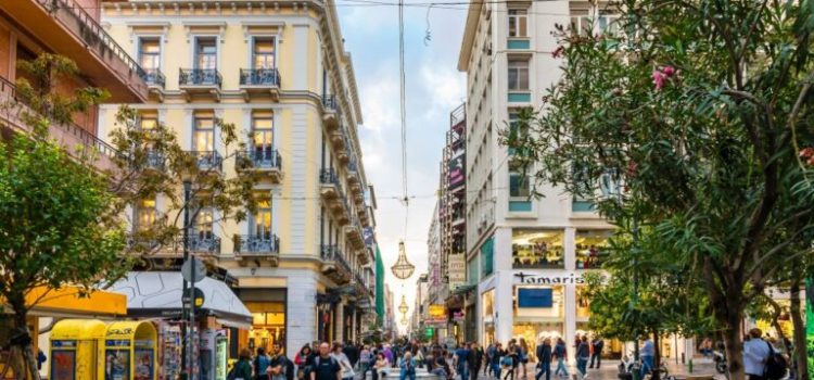 Ούτε αποταμιεύουν, ούτε επενδύουν οι Έλληνες – Τι φοβούνται;