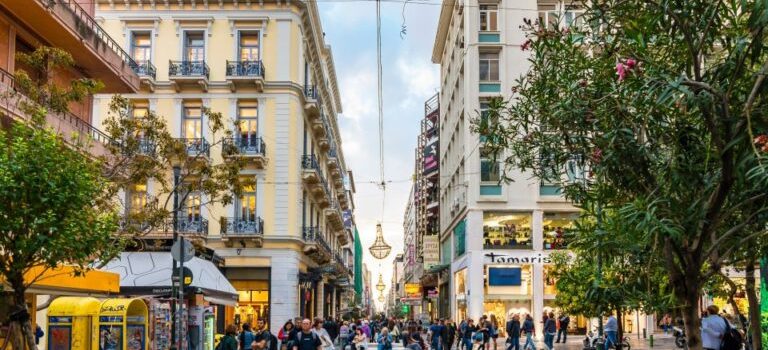 Ούτε αποταμιεύουν, ούτε επενδύουν οι Έλληνες – Τι φοβούνται;