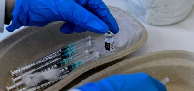 Άνδρας εμβολιάστηκε 217 φορές για τον κορωνοϊό