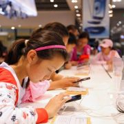 Οθόνες και εφηβεία: Πώς τα κινητά «χάλασαν» τους εγκεφάλους των παιδιών