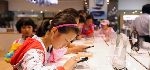 Οθόνες και εφηβεία: Πώς τα κινητά «χάλασαν» τους εγκεφάλους των παιδιών