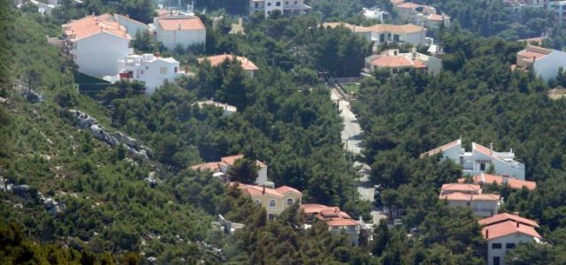 Ακαθάριστα οικόπεδα: Η «διπλή» υποχρέωση των πολιτών, οι προθεσμίες και τα πρόστιμα