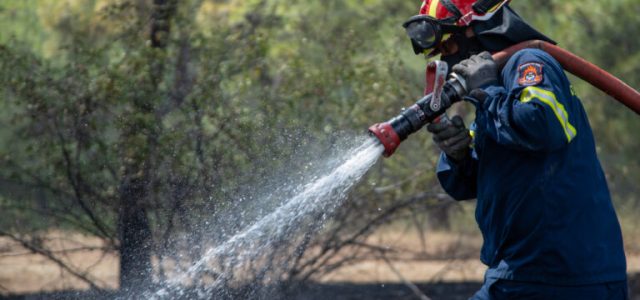 Φωτιά στη Σαλαμίνα: Ανατράπηκε όχημα της πυροσβεστικής