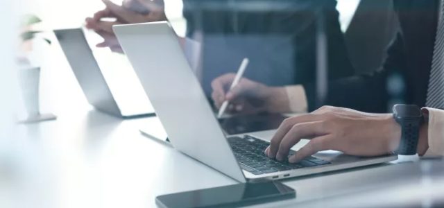 «Fake news» τα περί 6ημερης εργασίας – 10 ερωτήσεις και απαντήσεις για το τι πραγματικά ισχύει