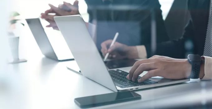 «Fake news» τα περί 6ημερης εργασίας – 10 ερωτήσεις και απαντήσεις για το τι πραγματικά ισχύει