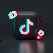 Gen Z: Πώς το TikTok άλλαξε τον τρόπο που επικοινωνούν οι νέοι