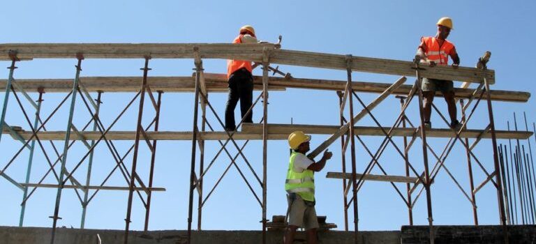 Λιγότερες, αλλά και μικρότερες οικοδομές