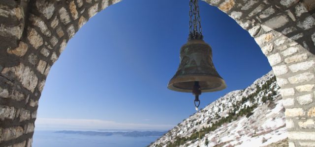 Εκκλησίες: Απόφαση απαγόρευσε να χτυπούν οι καμπάνες τις ώρες κοινής ησυχίας – Θα «πέφτει» πρόστιμο ανά χτύπο