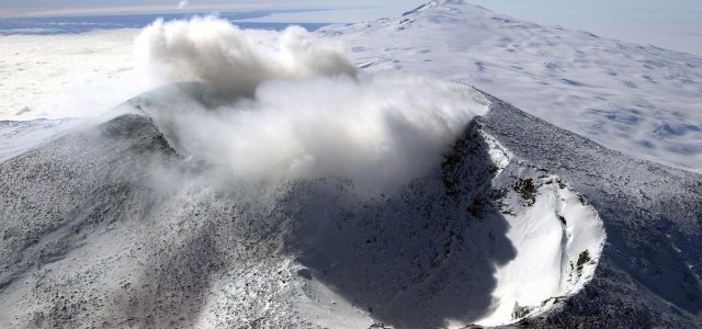 Πώς το λιώσιμο των πάγων «ξυπνά» 100 κρυμμένα ηφαίστεια της Ανταρκτικής