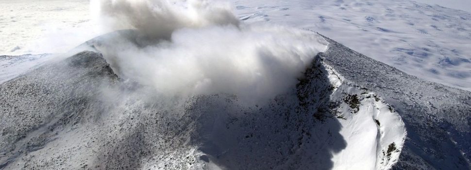 Πώς το λιώσιμο των πάγων «ξυπνά» 100 κρυμμένα ηφαίστεια της Ανταρκτικής