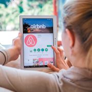 Airbnb: Αντίστροφη μέτρηση για «κλείδωμα» των εισοδημάτων του 2024