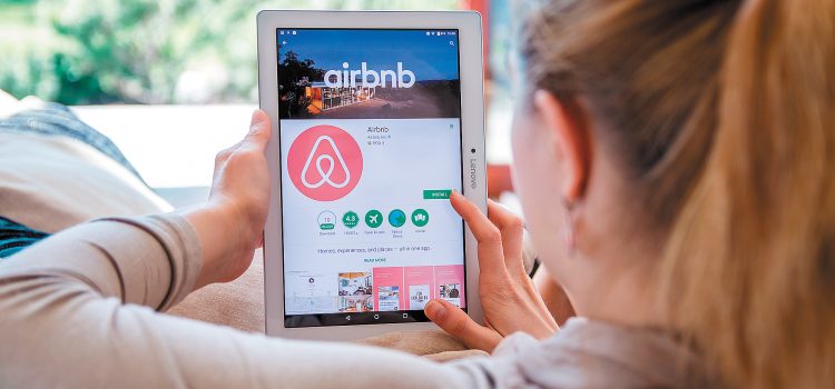 Airbnb: Αντίστροφη μέτρηση για «κλείδωμα» των εισοδημάτων του 2024