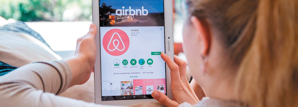 Airbnb: Αντίστροφη μέτρηση για «κλείδωμα» των εισοδημάτων του 2024