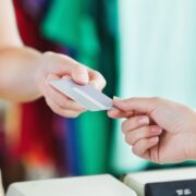 Εκρηξη των συναλλαγών με πλαστικό χρήμα – Το παράδειγμα της Κορέας