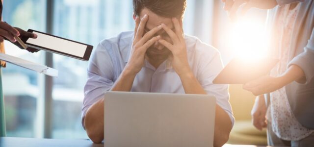 Έχετε burnout; 10 σημάδια που δείχνουν ότι η δουλειά σάς εξαντλεί