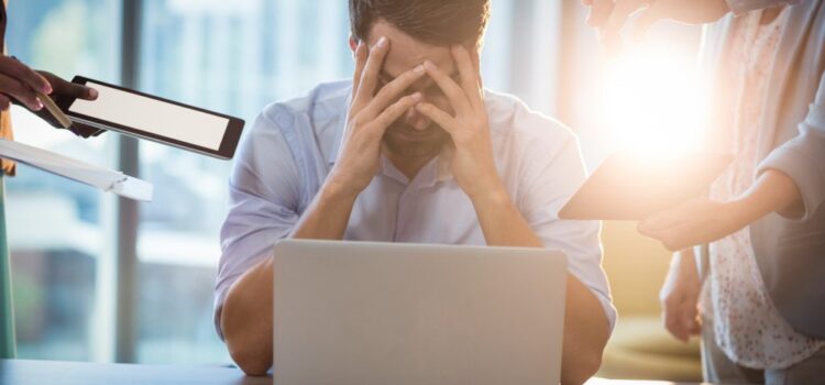 Έχετε burnout; 10 σημάδια που δείχνουν ότι η δουλειά σάς εξαντλεί