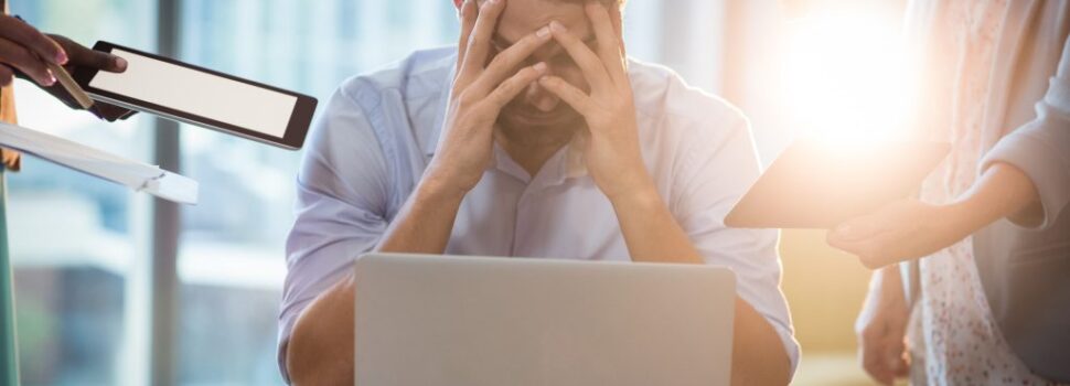 Έχετε burnout; 10 σημάδια που δείχνουν ότι η δουλειά σάς εξαντλεί