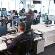 Απλήρωτη υπερεργασία για 1 στους 2 εργαζόμενους