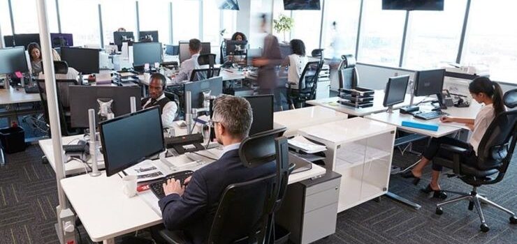 Απλήρωτη υπερεργασία για 1 στους 2 εργαζόμενους