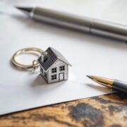 Πόσο θα μειωθούν οι φόροι στα ενοίκια – Τα σχέδια της κυβέρνησης