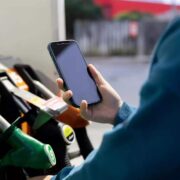 Προκαλεί έκρηξη το κινητό σε βενζινάδικο;