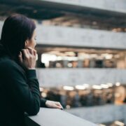Η μοναξιά «σαρώνει» τις νεαρές ηλικίες – Τα νέα παγκόσμια δεδομένα σοκάρουν