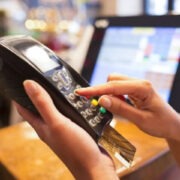 Μπαίνει φρένο σε «πειραγμένες» ταμειακές και POS