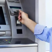 Γιατί οι τράπεζες ξεφορτώνονται τα ATM