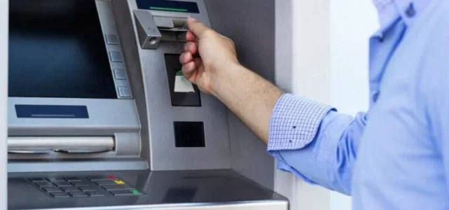 Γιατί οι τράπεζες ξεφορτώνονται τα ATM