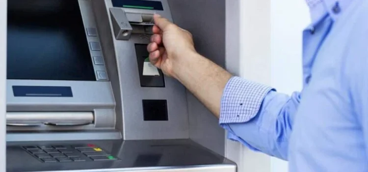 Γιατί οι τράπεζες ξεφορτώνονται τα ATM