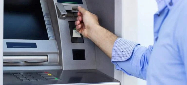 Γιατί οι τράπεζες ξεφορτώνονται τα ATM