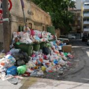 Πώς τα βακτηρίδια από τα σκουπίδια στο δρόμο μεταφέρονται στο σπίτι μας-Λοιμωξιολόγος απαντά