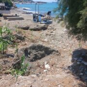 Καταγγελία πολίτη για ελλιπή παρέμβαση του Δήμου Σαλαμίνας στην παραλία Γυάλας