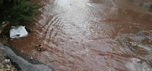 ΤΑ ΛΥΜΑΤΑ ΠΛΗΜΜΥΡΙΖΟΥΝ ΤΑ ΑΜΠΕΛΑΚΙΑ ΚΑΙ ΦΤΑΝΟΥΝ ΩΣ ΤΗΝ ΘΑΛΑΣΣΑ
