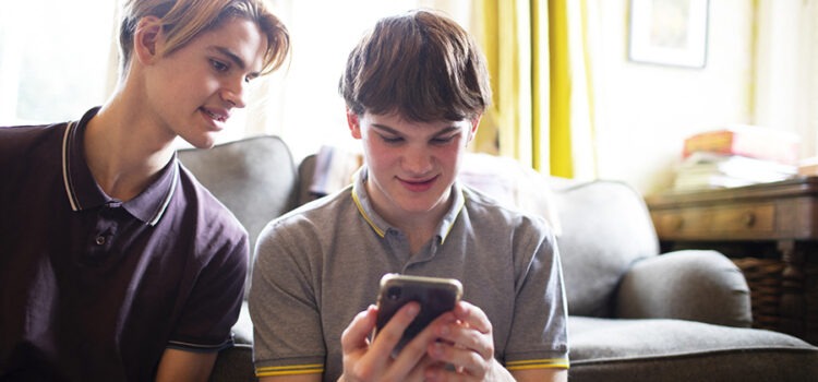 Μακριά από τα κινητά πιο κοντά στη μάθηση – Τι δείχνει νέα έρευνα σε 317 σχολεία