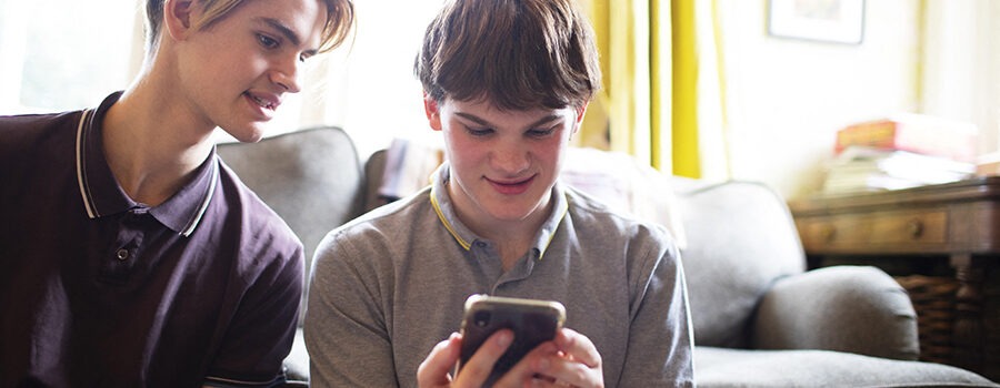 Μακριά από τα κινητά πιο κοντά στη μάθηση – Τι δείχνει νέα έρευνα σε 317 σχολεία