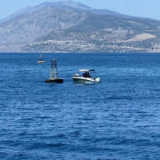 Βαρκάκια δένουν παράνομα πάνω σε σημαδούρες στο στενό Περάματος – Σαλαμίνας