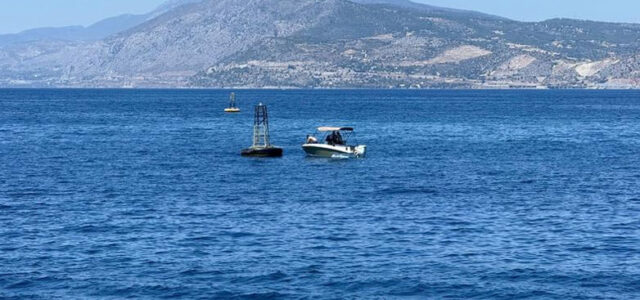 Βαρκάκια δένουν παράνομα πάνω σε σημαδούρες στο στενό Περάματος – Σαλαμίνας