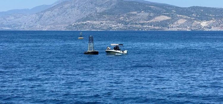 Βαρκάκια δένουν παράνομα πάνω σε σημαδούρες στο στενό Περάματος – Σαλαμίνας