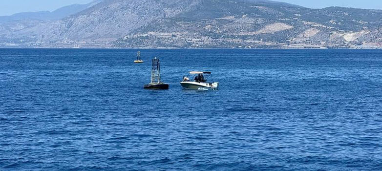 Βαρκάκια δένουν παράνομα πάνω σε σημαδούρες στο στενό Περάματος – Σαλαμίνας