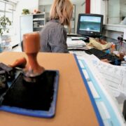 Νέα ελίτ δημοσίων υπαλλήλων – Θα ασχολούνται μόνο με διαγωνισμούς και συμβάσεις προμηθειών