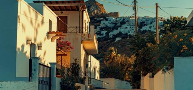 Ρύθμιση για τα οικόπεδα που έγιναν χωράφια: Τι θα ισχύει για οικισμούς κάτω των 2.000 κατοίκων