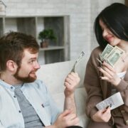 Αποταμιεύσεις στα… «κρυφά»: Το 26% των Ελλήνων κρύβει λογαριασμό από τον σύντροφο
