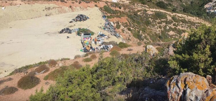 Συνελήφθησαν 17 υπάλληλοι του δήμου για απόθεση αποβλήτων σε παράνομη χωματερή